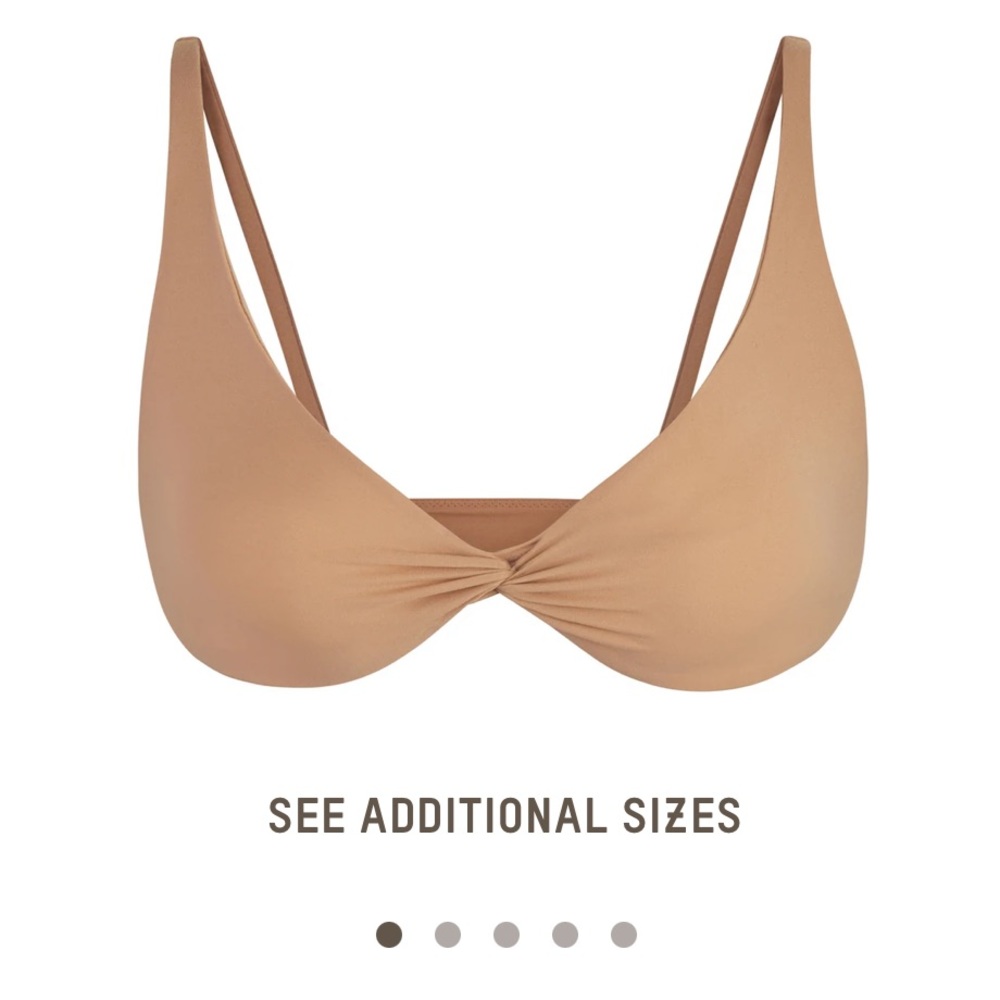 NWT FITS EVERYBODY SKIMPY SCOOP BRALETTE